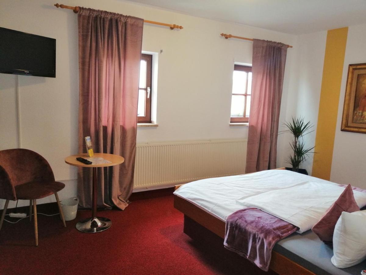 Hotel Wilder Mann Feuchtwangen Bagian luar foto
