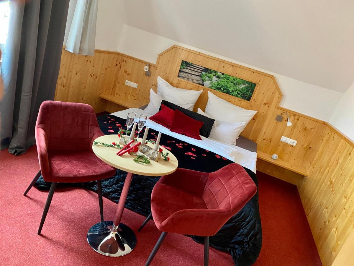 Hotel Wilder Mann Feuchtwangen Bagian luar foto