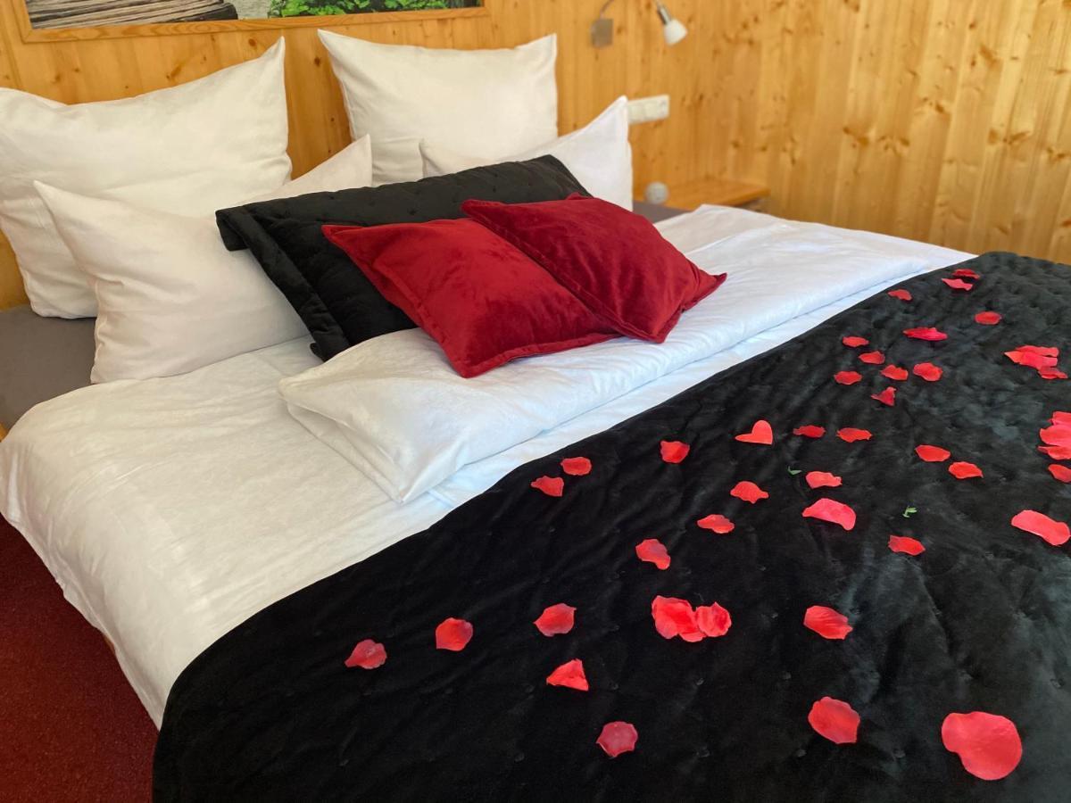 Hotel Wilder Mann Feuchtwangen Bagian luar foto